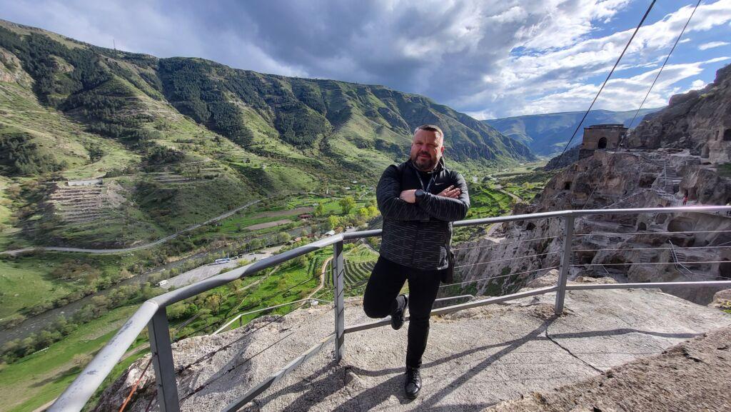 Wardzia – skalne miasto, które wciąż modli się ciszą